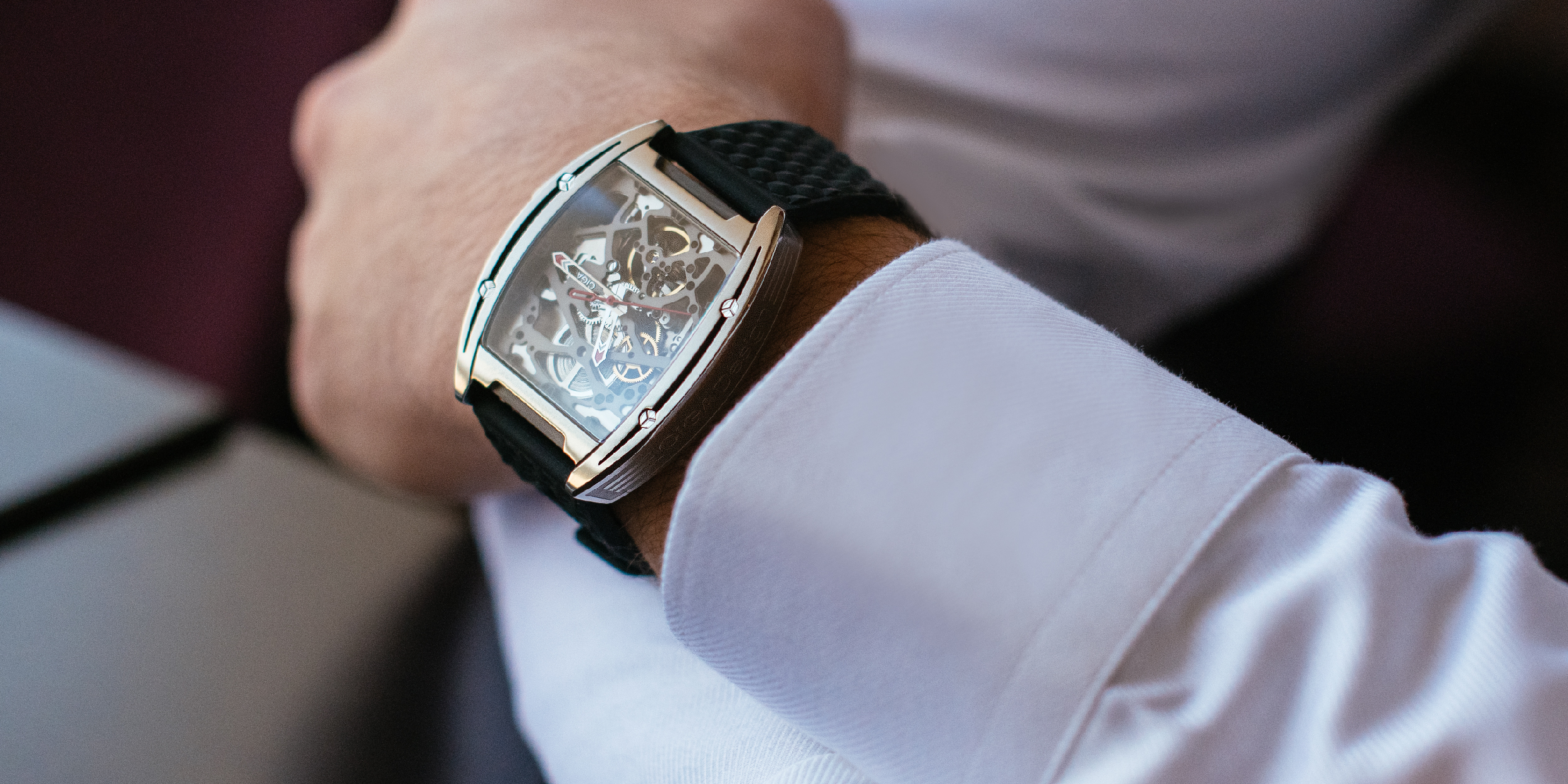 チタン製・機械式腕時計「CIGA Design」 裏表スケルトン仕様で全ての 